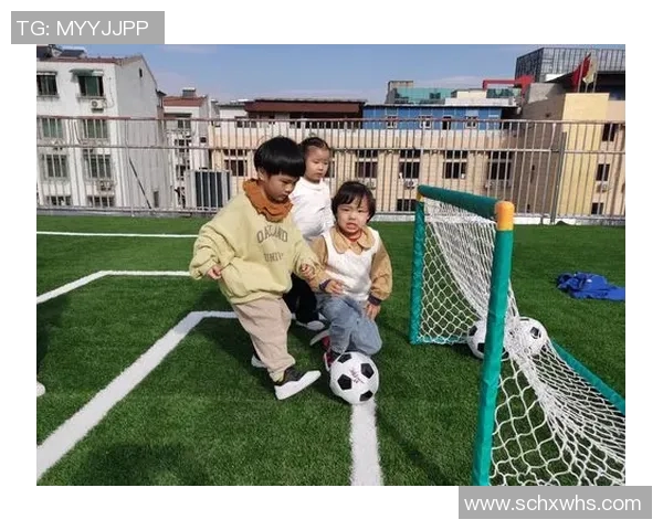 足球明星与孩子们的亲密时光揭秘那些陪伴小孩的球场英雄们