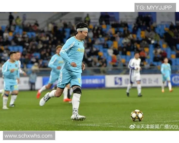 足球明星黑白临摹艺术作品展现球场魅力与激情的完美结合 足球明星黑白临摹艺术作品展现球场魅力与激情的完美结合